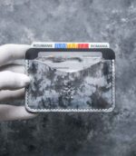 Portcard slim buletin gri metalizat minimalist, ață neagră saddle stitch, logo embossat, design compact