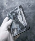 Portcard slim buletin gri metalizat vedere laterală, profil slim, piele naturală, ață neagră