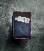 Portcard Talon Auto navy și negru bicolor, vedere frontală cu carduri introduse în buzunar, logo embosat, cusătură roșie, piele naturală, handmade România