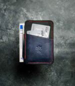 Portcard Talon Auto navy și negru bicolor, vedere frontală cu talon auto și carduri introduse în buzunare, logo embosat, cusătură roșie, piele naturală, handmade România