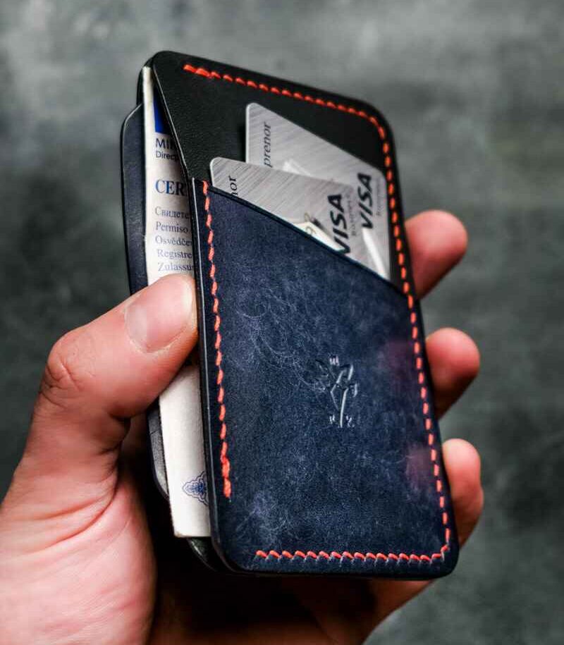 Portcard Talon Auto navy și negru bicolor, ținut în mână cu talon auto și carduri introduse, logo embosat, cusătură roșie, piele naturală, handmade România
