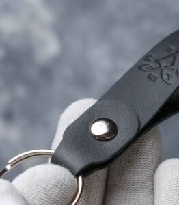 Breloc chei negru din piele naturală cu accesorii metalice silver – design minimalist marksatelier