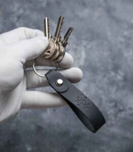 Breloc chei negru din piele naturală cu accesorii metalice silver – design minimalist marksatelier