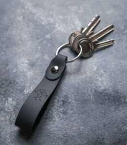 Breloc chei negru din piele naturală cu accesorii metalice silver – design minimalist marksatelier