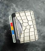 Portcard slim buletin alb-negru vedere laterală, profil slim, piele naturală bicolor, cusătură manuală saddle stitch