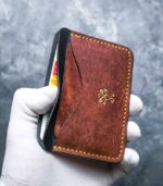 Portcard slim buletin maro chocolate artizanal, cusătură saddle stitch neagră, logo embossat, fabricat în România