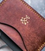 Portcard slim buletin maro chocolate, vedere față-spate, piele naturală tăbăcită vegetal, cusătură neagră saddle stitch