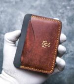Portcard slim buletin maro chocolate minimalist, piele naturală premium, logo stanțat, cadou elegant bărbat