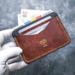 Portcard slim buletin maro chocolate detaliu logo stanțat la cald, piele tăbăcită vegetal, ață neagră vizibilă
