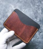 Portcard slim buletin maro chocolate handmade, piele tăbăcită vegetal, logo embossat fără folie, ață neagră