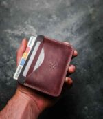 Portcard slim buletin vișiniu din piele naturală premium, cadou elegant pentru bărbat, logo embossat, fabricat în România