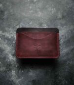 Portcard slim buletin vișiniu din piele naturală tăbăcită vegetal, față, logo embossat, cusătură manuală saddle stitch