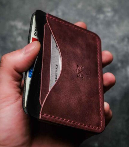 Portcard slim buletin vișiniu artizanal handmade, piele naturală tăbăcită vegetal, logo embossat, made in România