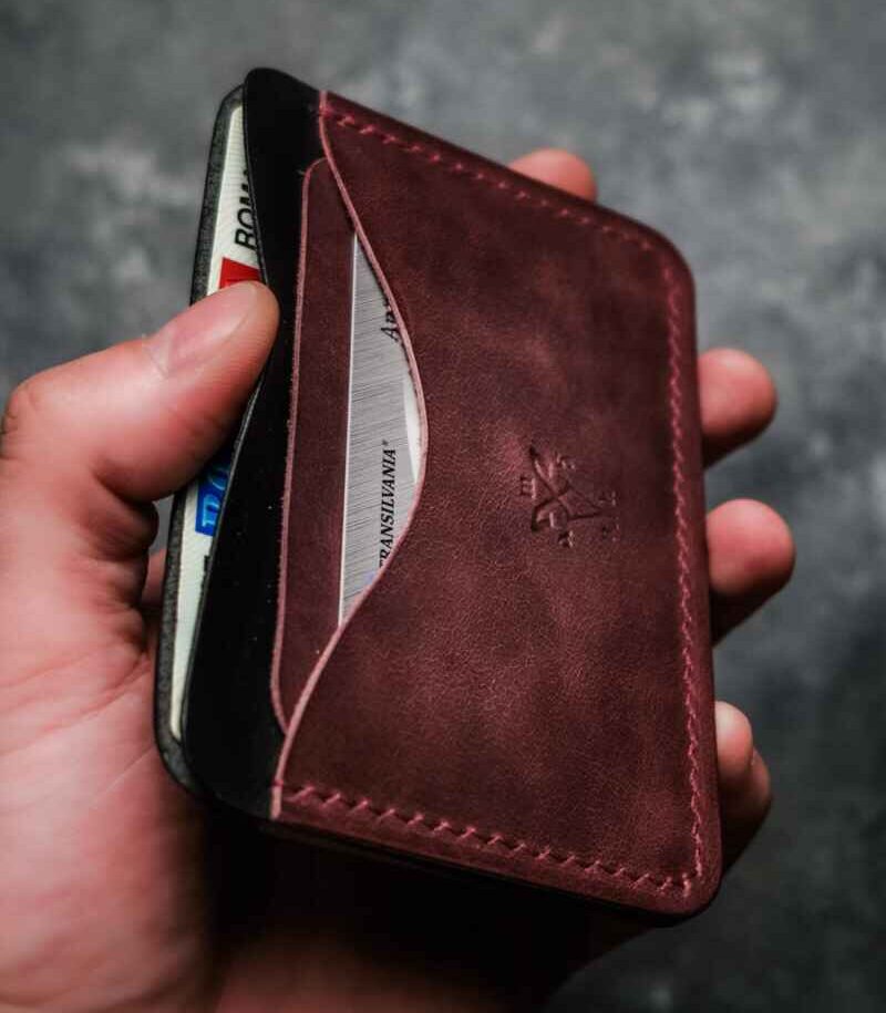 Portcard slim buletin vișiniu artizanal handmade, piele naturală tăbăcită vegetal, logo embossat, made in România