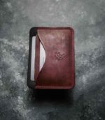 Portcard slim buletin vișiniu vedere laterală, profil slim, piele naturală, cusătură manuală vizibilă saddle stitch