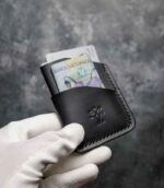 Portofel barbati pentru carduri, piele neagră mat, cu bancnotă și card vizibile în buzunare, logo embosat, cusătură neagră, handmade România