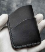 Portofel barbati pentru carduri, piele neagră mat, vedere spate, cusătură neagră vizibilă, piele naturală full-grain, handmade România