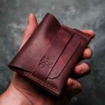 Portofel minimalist Valkyrie plum din piele naturală premium, cadou elegant, logo embossat, ață burgundy saddle stitch