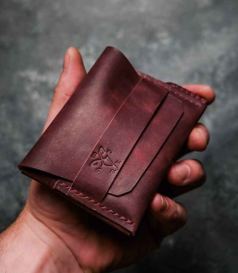 Portofel minimalist Valkyrie plum din piele naturală premium, cadou elegant, logo embossat, ață burgundy saddle stitch