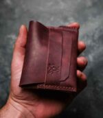 Portofel minimalist Valkyrie plum artizanal handmade, piele naturală tăbăcită vegetal, logo embossat, ață burgundy, România