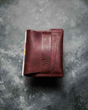 portofel minimalist visiniu