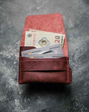 portofel minimalist visiniu