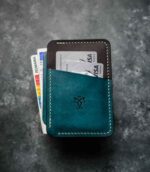 Portcard Talon Auto turcoaz și antracit bicolor, vedere frontală din unghi cu buletin și carduri introduse, logo embosat, piele naturală, handmade România