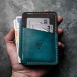 Portcard Talon Auto turcoaz și antracit bicolor, ținut în mână cu buletin și carduri introduse în buzunare, logo embosat, piele naturală, handmade România
