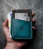 Portcard Talon Auto turcoaz și antracit bicolor, ținut în mână cu buletin și carduri introduse în buzunare, logo embosat, piele naturală, handmade România