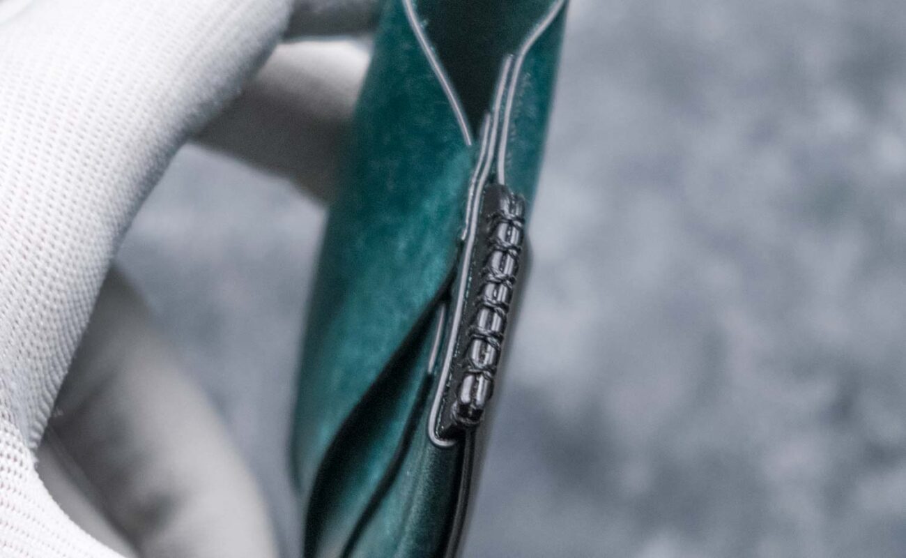 Portofel minimalist Valkyrie turcoaz, cusătură saddle stitch și margine vopsită manual în același cadru