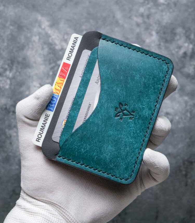 Portcard slim buletin din piele Pueblo Badalassi Carlo turcoaz, logo embossat, ață neagră saddle stitch