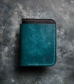 Portofel oceano turcoaz Rune buzunar pentru bancnote ușor de accesat, ață gri, logo embosat, piele naturală, 5 buzunare, personalizabil cu inițiale