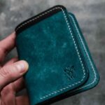 Portofel oceano turcoaz Rune față închis cu logo vizibil, ață gri, logo embosat, piele naturală, 5 buzunare, personalizabil cu inițiale