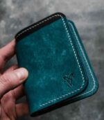 Portofel oceano turcoaz Rune față închis cu logo vizibil, ață gri, logo embosat, piele naturală, 5 buzunare, personalizabil cu inițiale