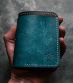 Portofel oceano turcoaz Rune detaliu interior buzunar carduri, ață gri, logo embosat, piele naturală, 5 buzunare, personalizabil cu inițiale