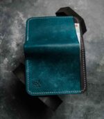 Portofel oceano turcoaz Rune profil lateral slim subțire, ață gri, logo embosat, piele naturală, 5 buzunare, personalizabil cu inițiale