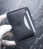 Portcard slim buletin negru handmade, cusătură neagră vizibilă, logo embossat mat