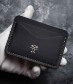 Portcard slim buletin artizanal negru, logo gold embossat, ață galbenă, fabricat în România