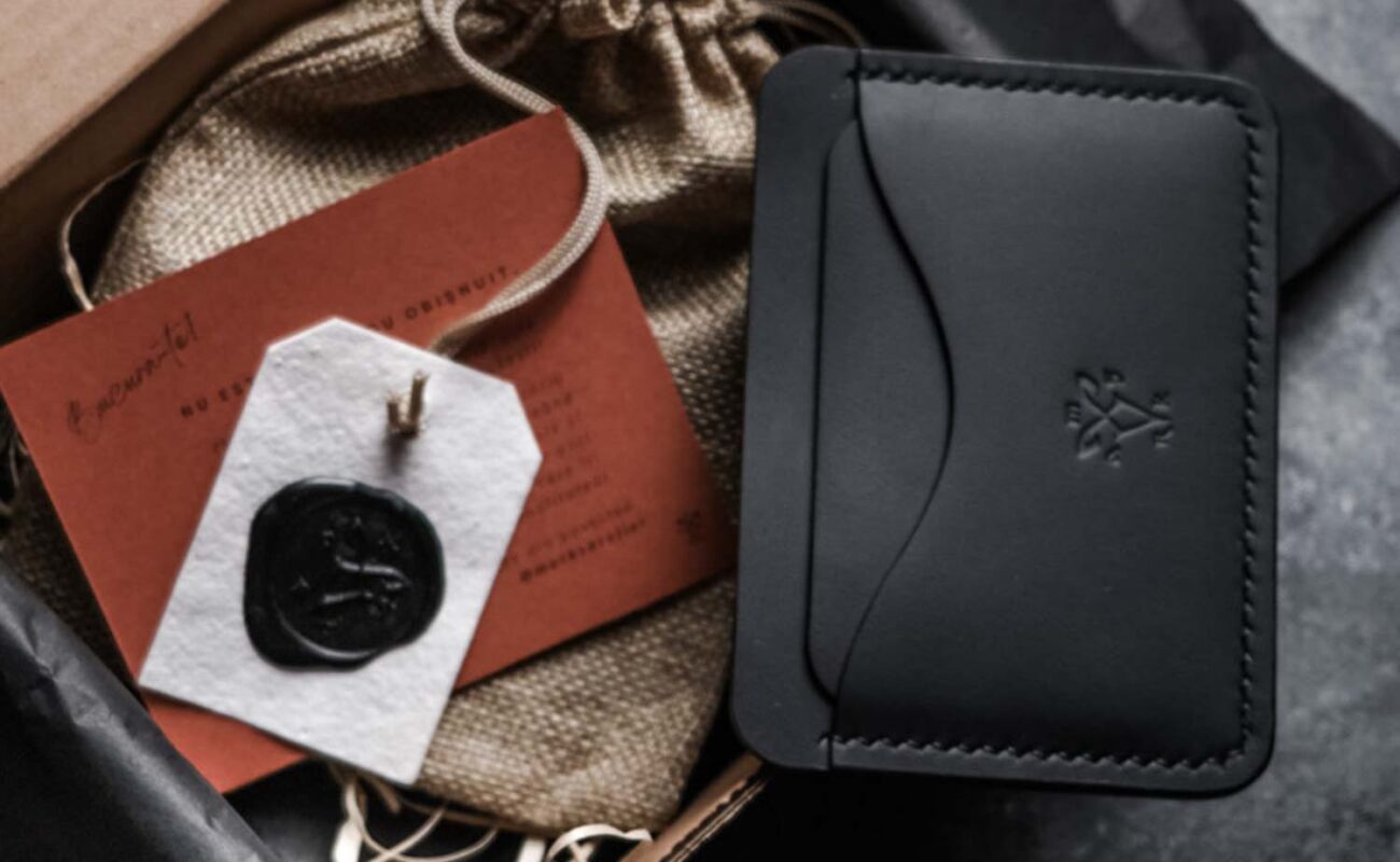 Portcard slim buletin negru black ambalat în cutie cadou, logo negru mat, ață neagră, handmade România