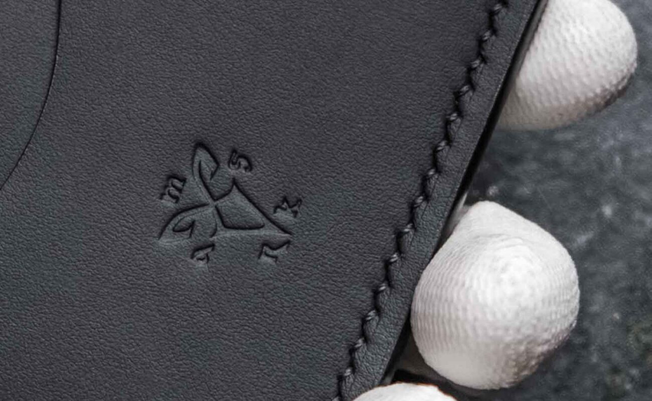 Portcard slim buletin negru black, detaliu ață neagră saddle stitch, piele vegetală logo mat
