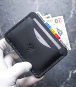 Portcard slim buletin negru cu embosare mată și ață neagră, piele naturală premium