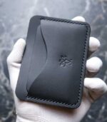 Portcard slim buletin piele plină neagră, logo mat negru, ață neagră, finisaj premium