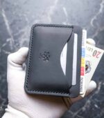 Portcard slim buletin negru minimalist total black, ață neagră saddle stitch, logo mat