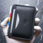 Portcard slim buletin din piele naturală neagră personalizat cu inițiale, logo mat negru, ață neagră saddle stitch