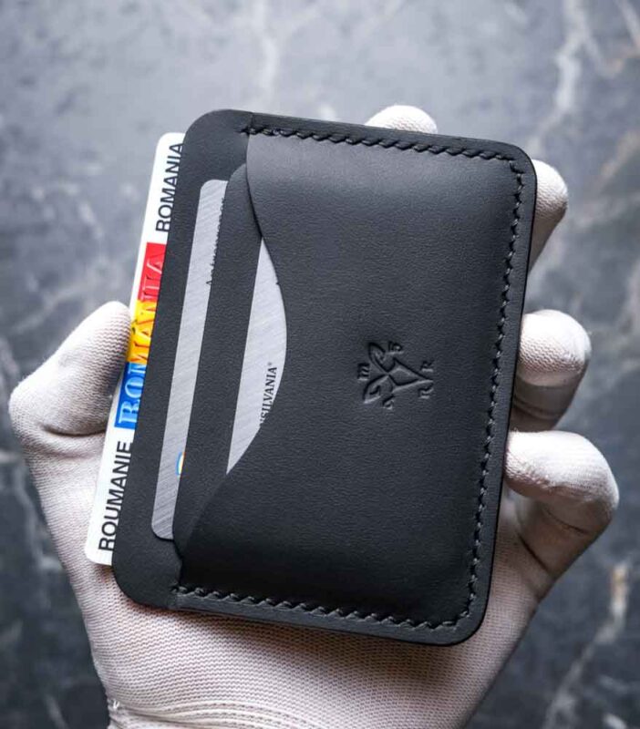 Portcard slim buletin din piele naturală neagră personalizat cu inițiale, logo mat negru, ață neagră saddle stitch