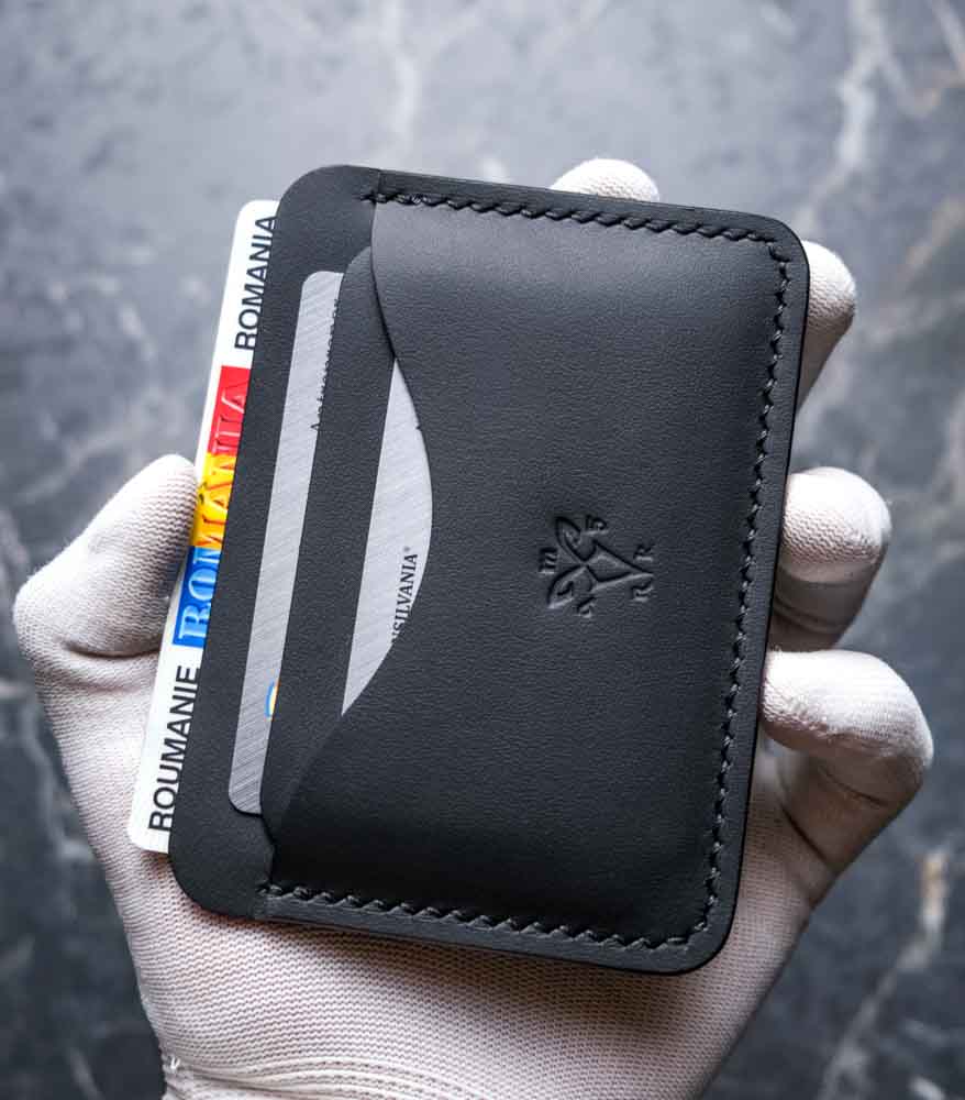 Portcard slim buletin din piele naturală neagră personalizat cu inițiale, logo mat negru, ață neagră saddle stitch