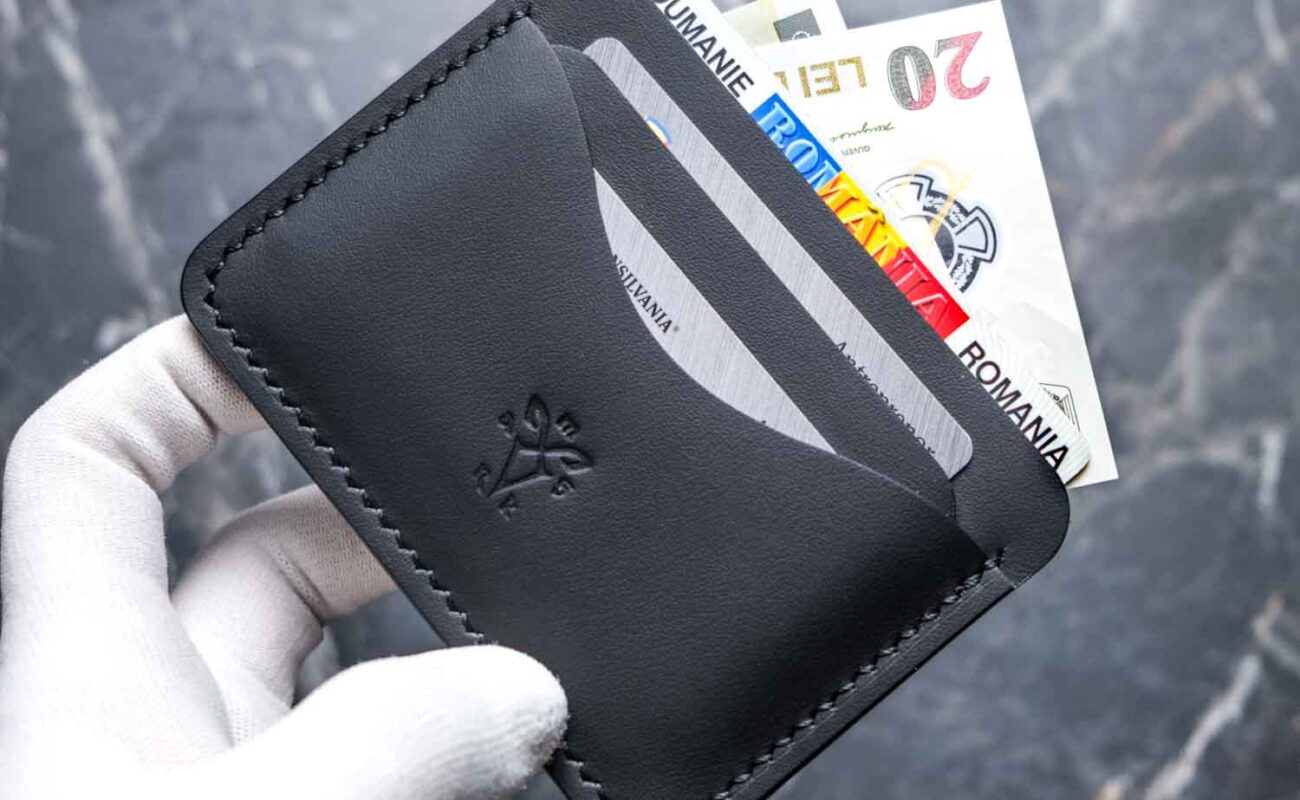 Portcard slim buletin negru total black, logo embossat mat și ață neagră, piele naturală