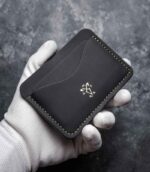 Portcard slim buletin negru handmade, cusătură galbenă vizibilă, logo auriu embossat