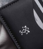 Portcard slim buletin negru handmade, cusătură gri vizibilă, logo argintiu embossat