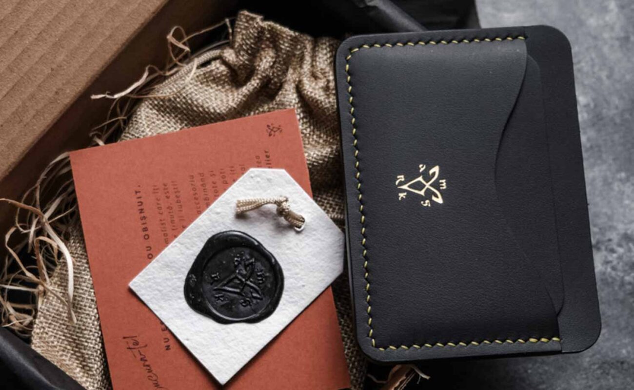 Ambalaj portcard slim buletin Gold Edition, cutie carton, săculeț textil și sigiliu ceară cu ștanță logo MarksAtelier